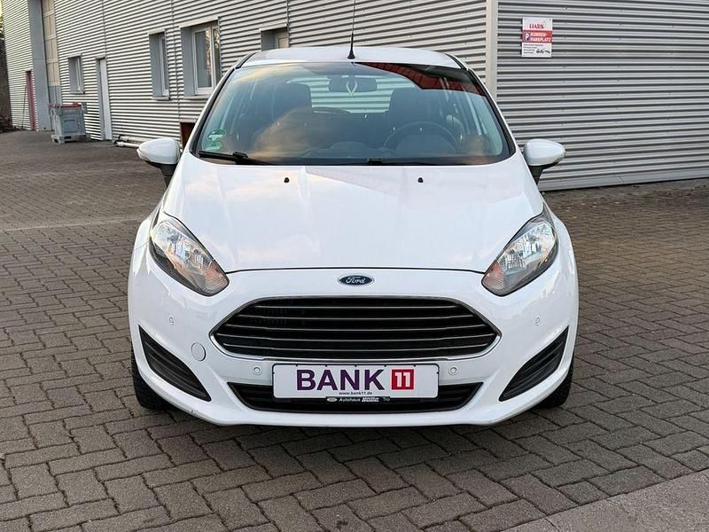 Gebraucht Ford Fiesta 101 PS (74 kW) 2013 Weiß Kleinwagen