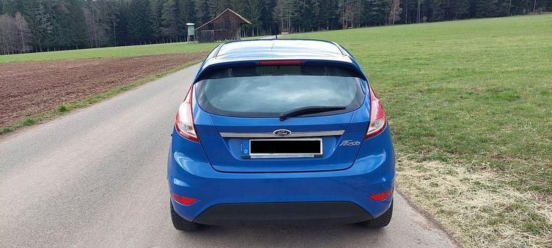 Gebraucht Ford Fiesta Titanium 125 PS (91 kW) 2013 Blau Kleinwagen