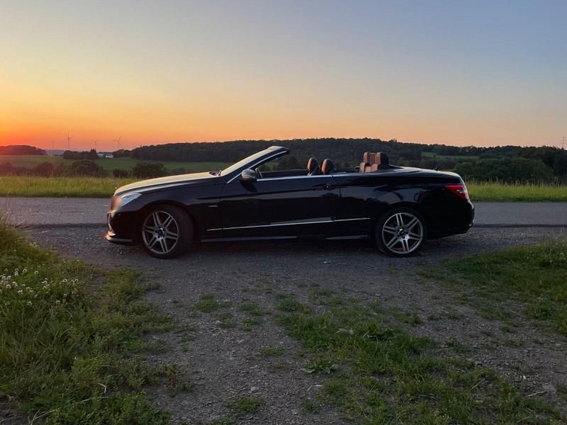 Gebraucht Mercedes E200 AMG line 184 PS (135 kW) 2012 Schwarz Cabrio