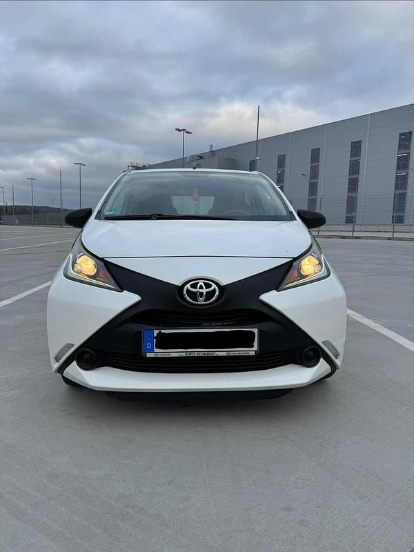 Weiß Gebraucht 2015 Toyota Aygo Kleinwagen | 5.949 € (Fairer Preis) - Bild 1/4