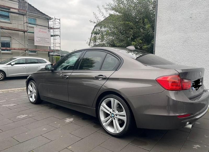 Braun Gebraucht 2013 BMW 320 Limousine | 10.590 € (Guter Preis) - Bild 1/4