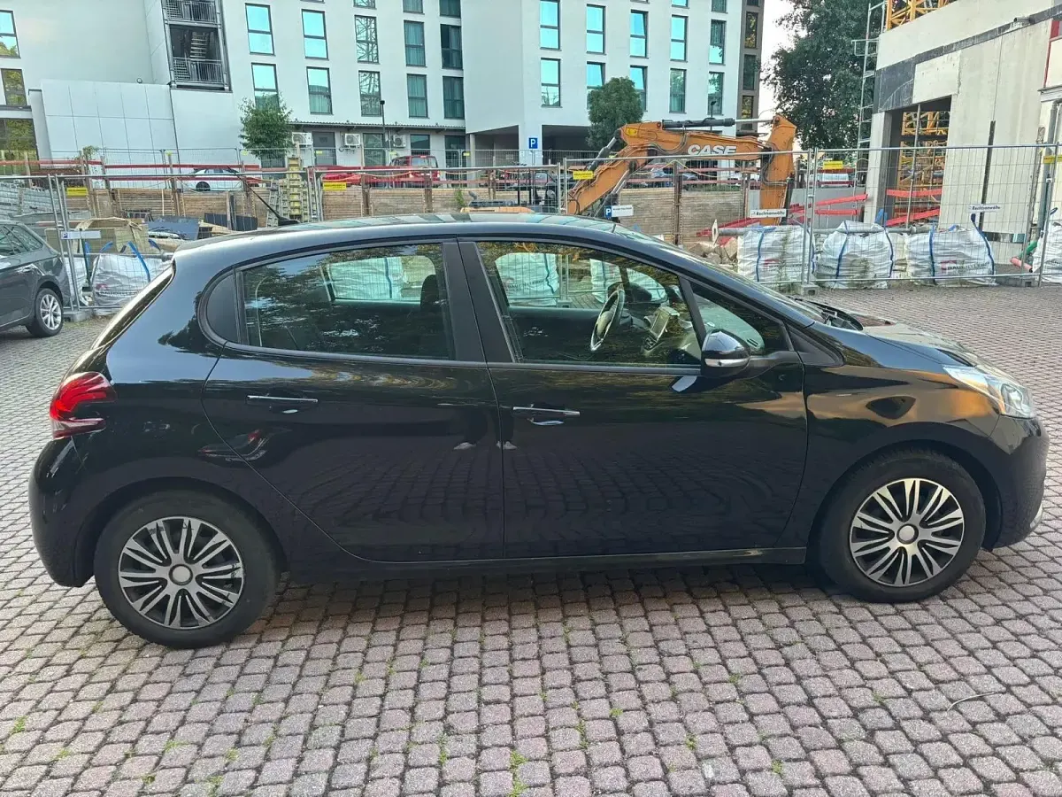 Gebraucht Peugeot 208 83 PS (61 kW) 2019 Schwarz Kleinwagen