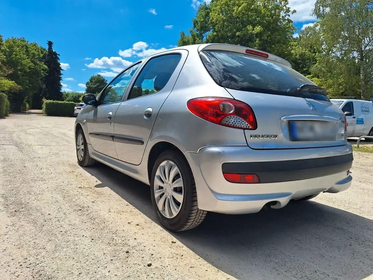 Gebraucht Peugeot 206 68 PS (50 kW) 2010 Silber Limousine
