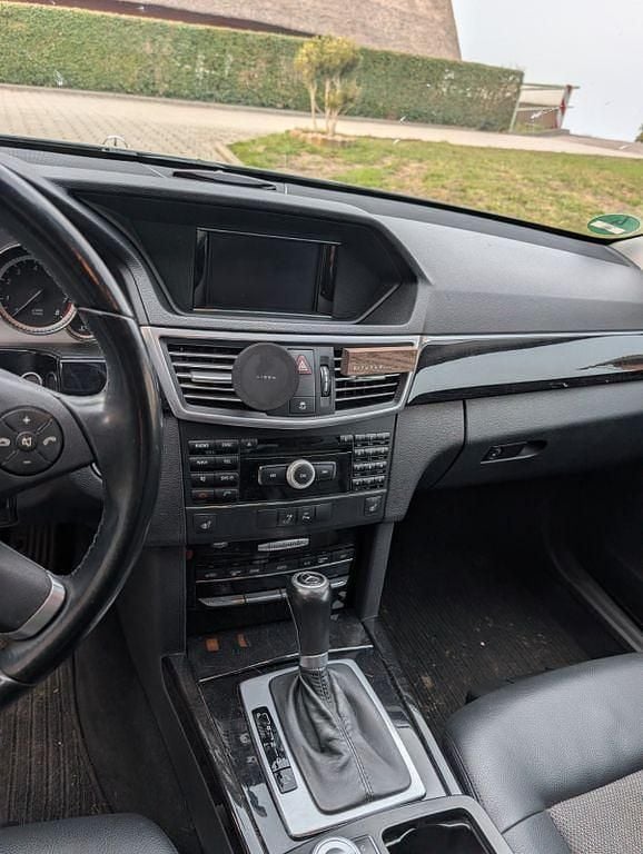 Gebraucht Mercedes E200 Avantgarde 184 PS (135 kW) 2010 Schwarz Limousine