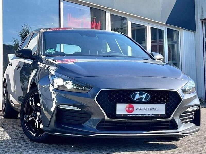 Grau Gebraucht 2019 Hyundai i30 Limousine | 16.900 € (Etwas zu teuer) - Bild 1/4
