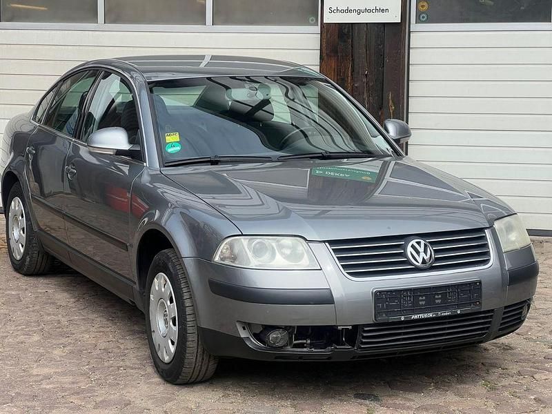 Grau Gebraucht 2004 VW Passat Comfortline Limousine | 1.000 € (Fairer Preis) - Bild 1/4