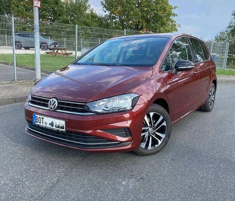 Rot Gebraucht 2020 VW Golf Sportsvan IQ Drive Van / Kleinbus | 15.399 € (Guter Preis) - Bild 1/4
