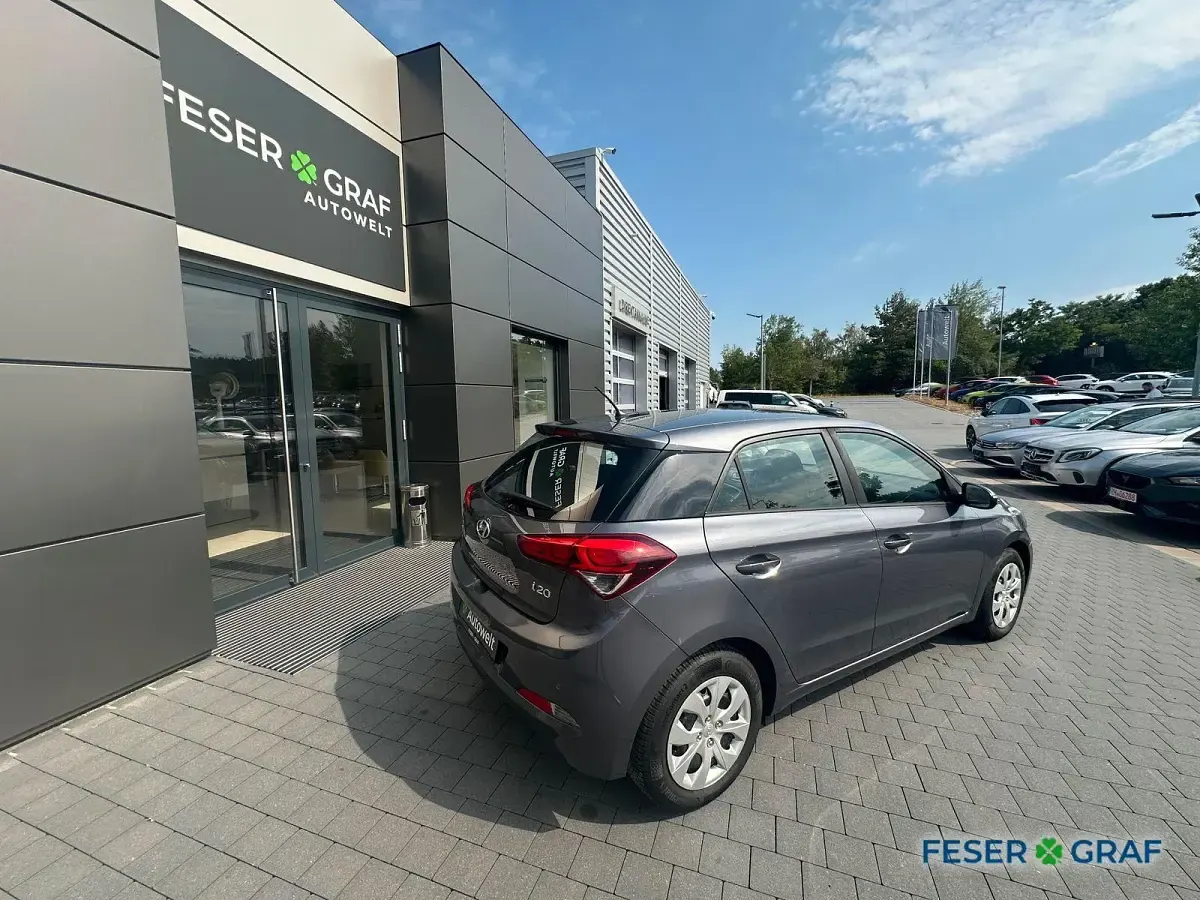 Gebraucht Hyundai i20 Trend 84 PS (61 kW) 2017 Grau Kleinwagen