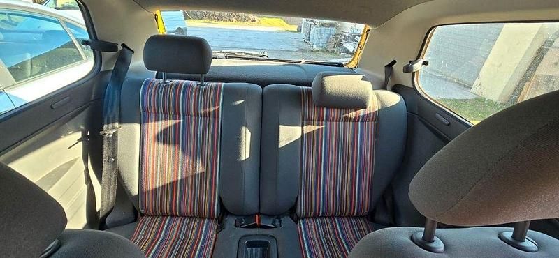 Second-hand VW Fox 75 CP (55 kW) 2005 Galben Hatchback