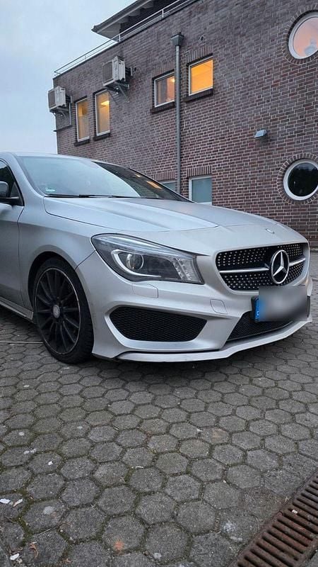 Grau Gebraucht 2013 Mercedes CLA200 Edition 1 Coupé | 11.000 € (Fairer Preis) - Bild 1/4