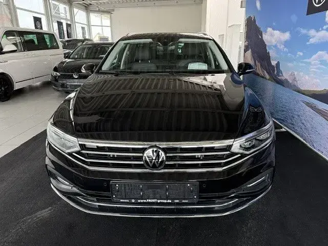 Gebraucht VW Passat Elegance 150 PS (110 kW) 2023 Schwarz perleffekt Kombi