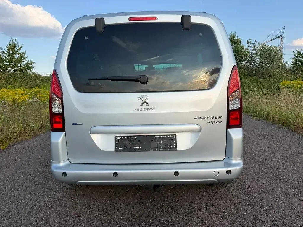 Gebraucht Peugeot Partner Tepee Allure 110 PS (80 kW) 2017 Silber Van / Kleinbus