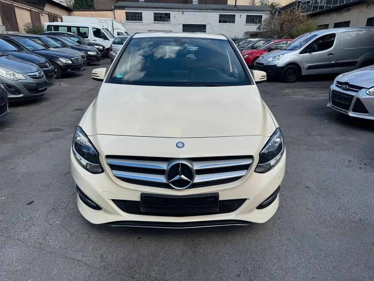 Gebraucht Mercedes B180 109 PS (80 kW) 2016 Gelb Kleinwagen