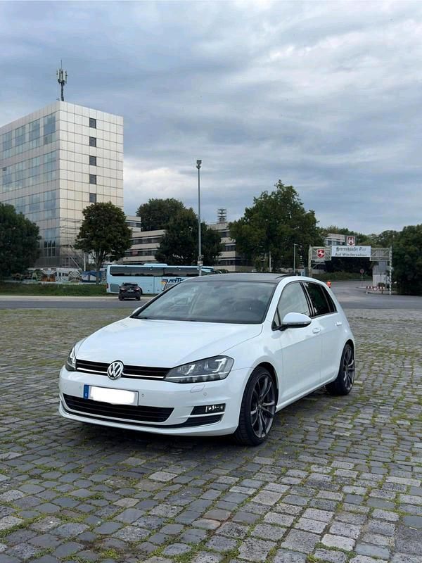 Weiß Gebraucht 2015 VW Golf VII Highline Kleinwagen | 12.999 € (Etwas zu teuer) - Bild 1/4