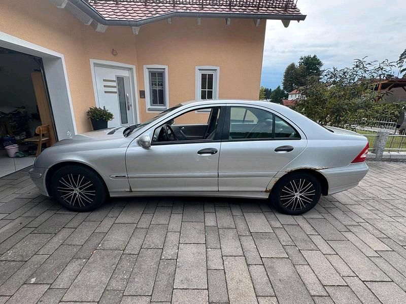 Grau Gebraucht 2004 Mercedes C180 Limousine | 1.750 € (Superpreis) - Bild 1/4