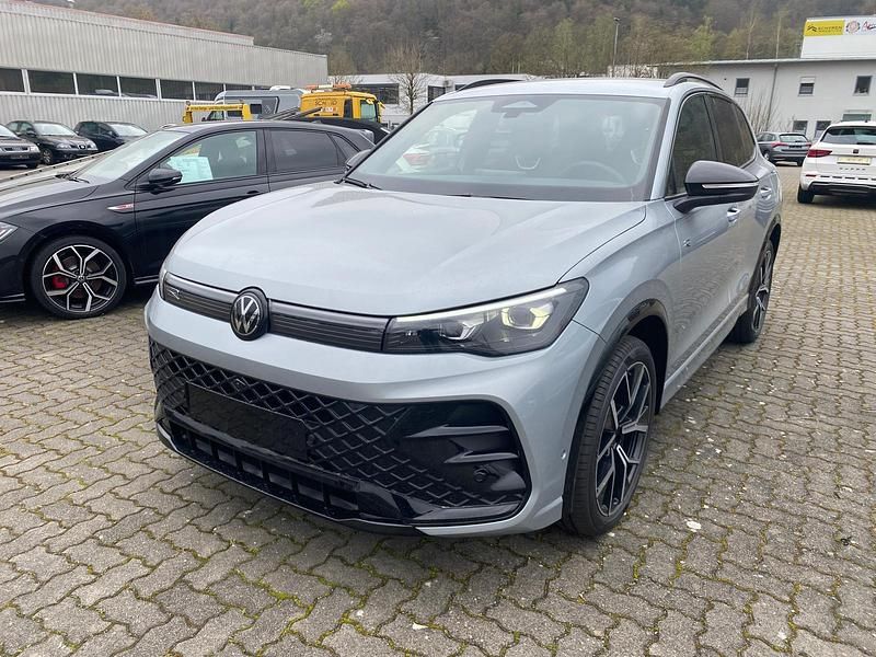 Neu VW Tiguan R-line 150 PS (110 kW) 2026 Oyster silver metallic SUV