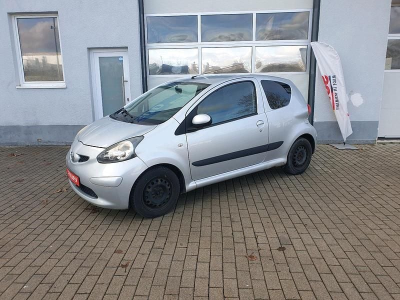 Gebraucht Toyota Aygo 68 PS (50 kW) 2006 Silber Kleinwagen