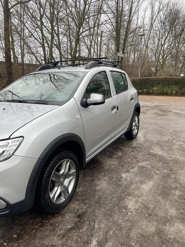 Używany Dacia Sandero Stepway 90 KM (66 kW) 2017 Szary Sedan/Limuzyna