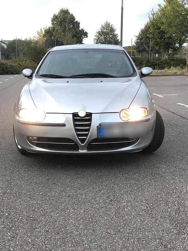 Silber Gebraucht 2004 Alfa Romeo 147 Kleinwagen | 1.000 € (Guter Preis) - Bild 1/4