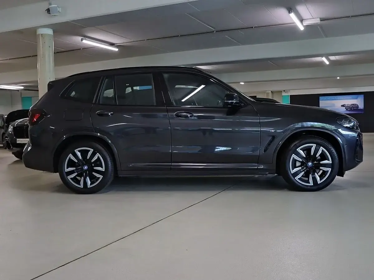 Gebraucht BMW iX3 Shadowline 210 kW (286 PS) 2023 Sophistograu brillanteffekt SUV