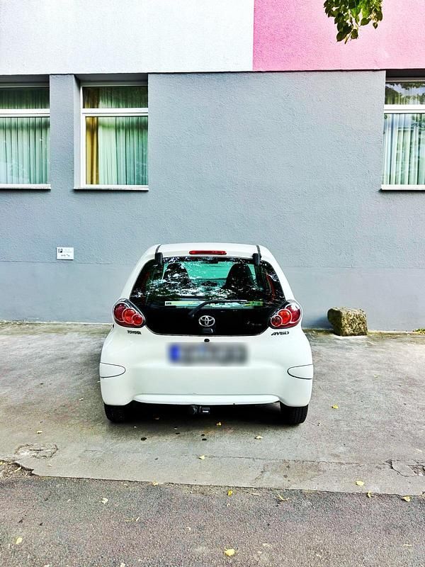 Weiß Gebraucht 2010 Toyota Aygo Kleinwagen | 2.200 € (Guter Preis) - Bild 1/4