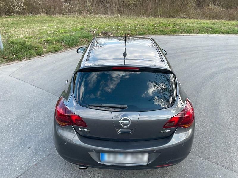 Gebraucht Opel Astra Design Edition 140 PS (102 kW) 2011 Grau Limousine