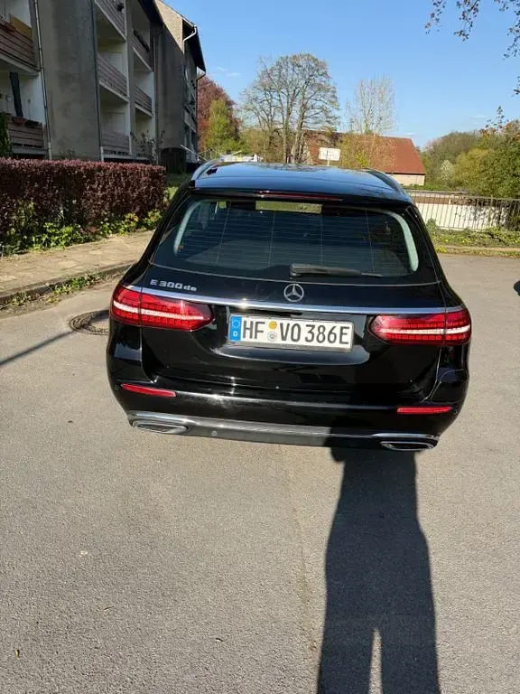 Używany Mercedes E300 306 KM (225 kW) 2021 Czarny Sedan/Limuzyna
