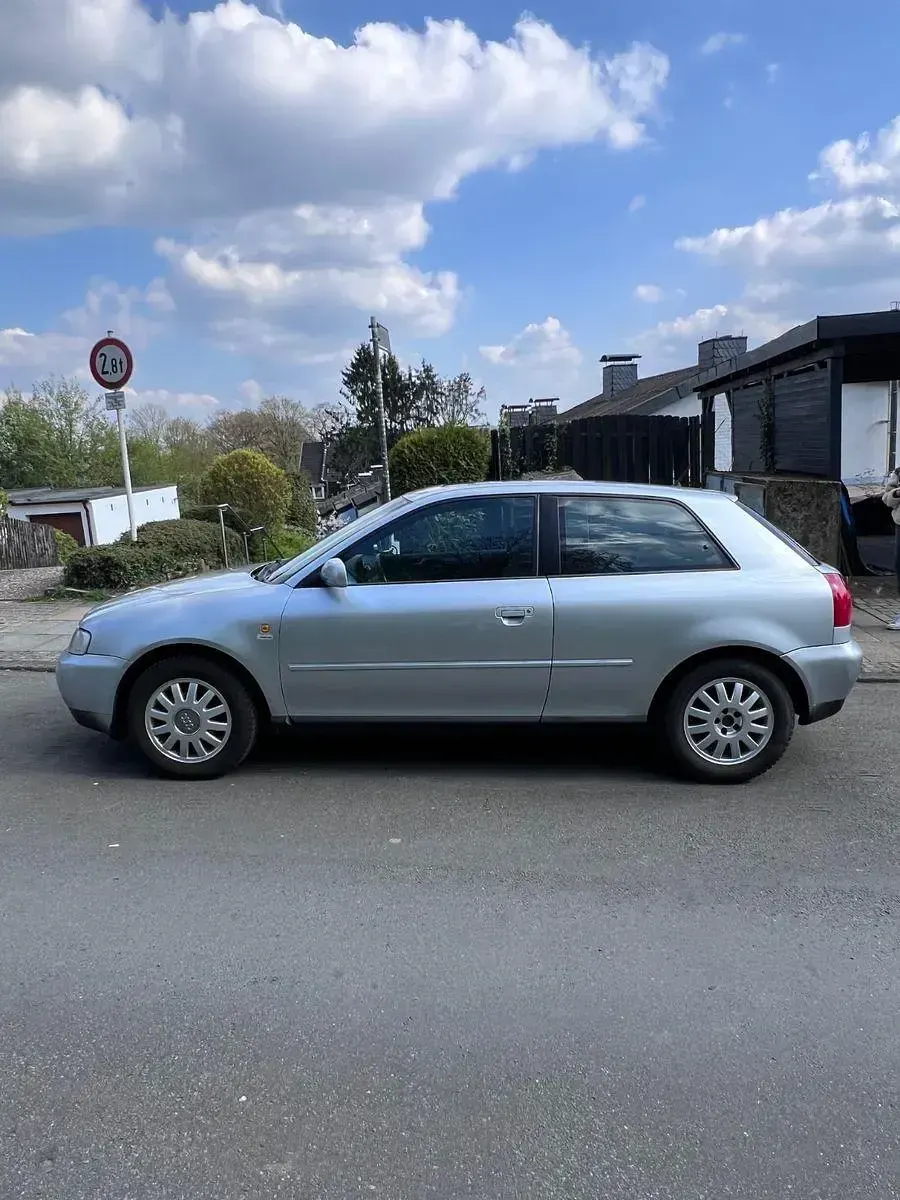 Second-hand Audi A3 Ambiente 101 CP (74 kW) 1996 Argintiu Hatchback