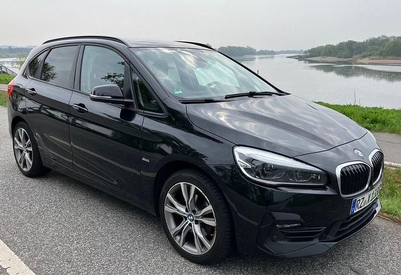 Schwarz Gebraucht 2018 BMW 220 Sport Line Van / Kleinbus | 20.490 € (Fairer Preis) - Bild 1/4
