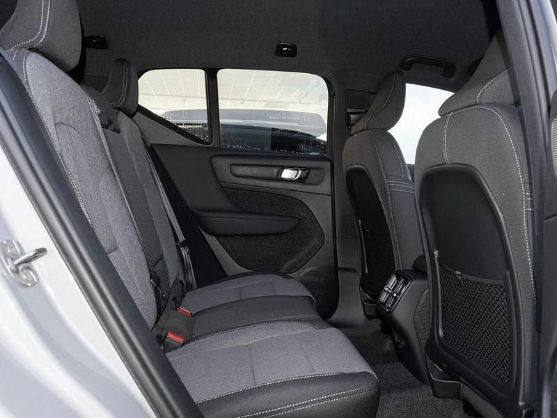 Neu Volvo XC40 Plus 163 PS (119 kW) 2025 Grau SUV
