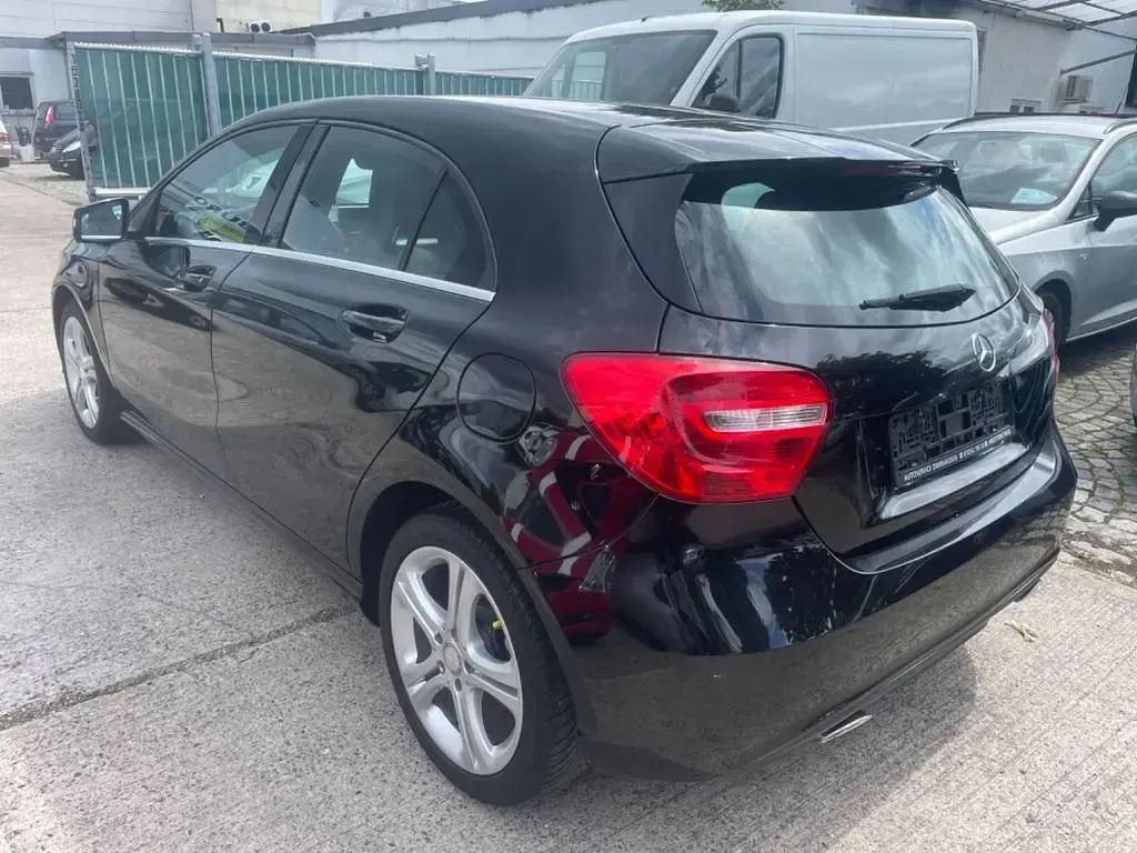 Gebraucht Mercedes A180 122 PS (89 kW) 2013 Schwarz Kleinwagen