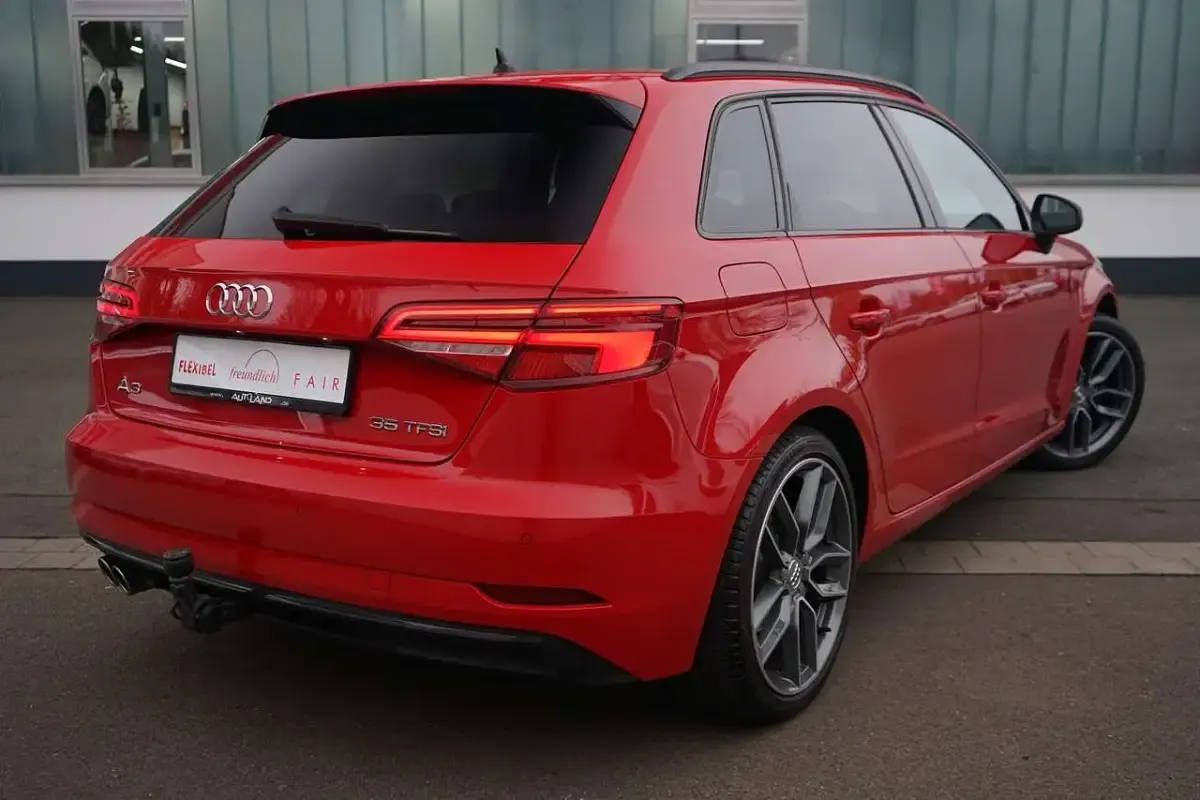 Gebraucht Audi A3 Ambiente 150 PS (110 kW) 2019 Tangorot metallic Limousine