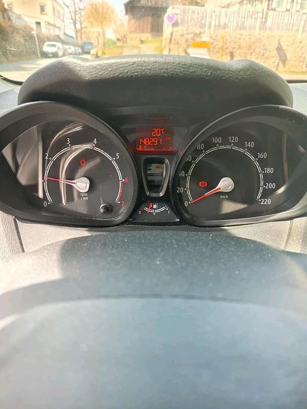 Gebraucht Ford Fiesta 82 PS (60 kW) 2012 Silber Kleinwagen