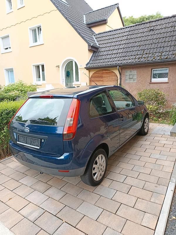Blau Gebraucht 2003 Ford Fiesta Kleinwagen | 1.000 € (Fairer Preis) - Bild 1/4