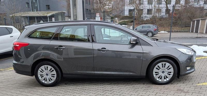 Gebraucht Ford Focus Business Edition 125 PS (91 kW) 2015 Grau Kombi