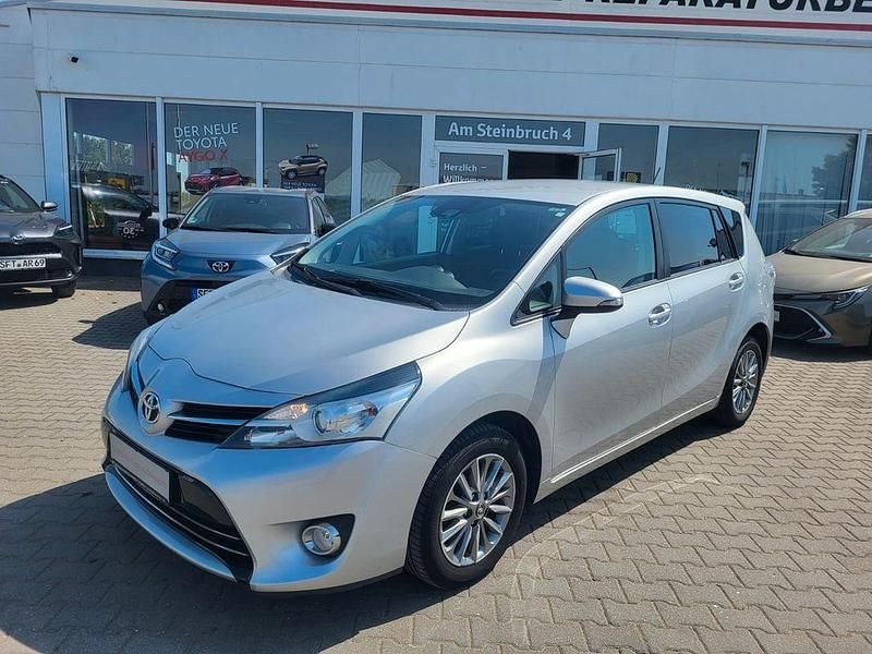 Silber Gebraucht 2017 Toyota Verso Edition-S Van / Kleinbus | 14.490 € (Fairer Preis) - Bild 1/4