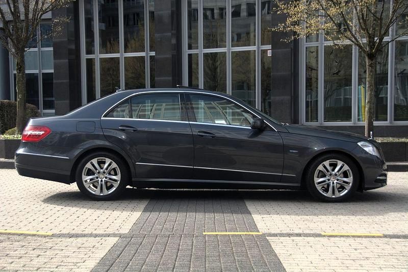 Gebraucht Mercedes E220 170 PS (125 kW) 2011 Grau Limousine