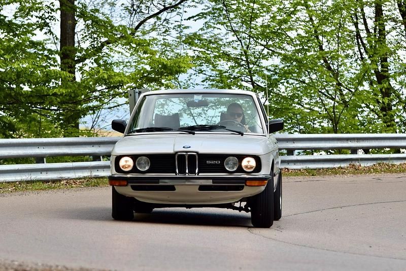 Gebraucht BMW 520 122 PS (89 kW) 1980 Weiß Limousine