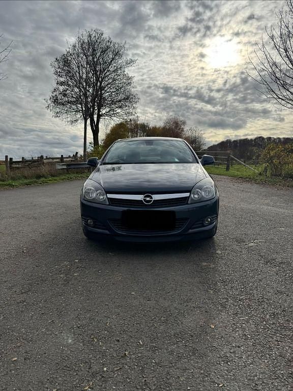 Grau Gebraucht 2009 Opel Astra GTC Sport Limousine | 1.800 € - Bild 1/4