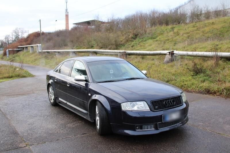 Blau Gebraucht 2001 Audi S6 Limousine | 8.500 € (Fairer Preis) - Bild 1/4
