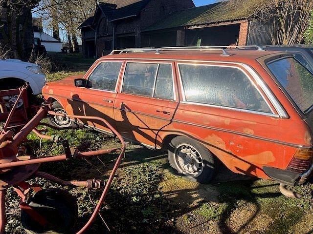 Gebraucht Mercedes 300 88 PS (64 kW) 1982 Rot Kombi