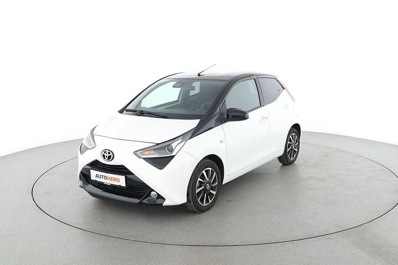Weiß Gebraucht 2021 Toyota Aygo Kleinwagen | 14.410 € (Teuer) - Bild 1/3