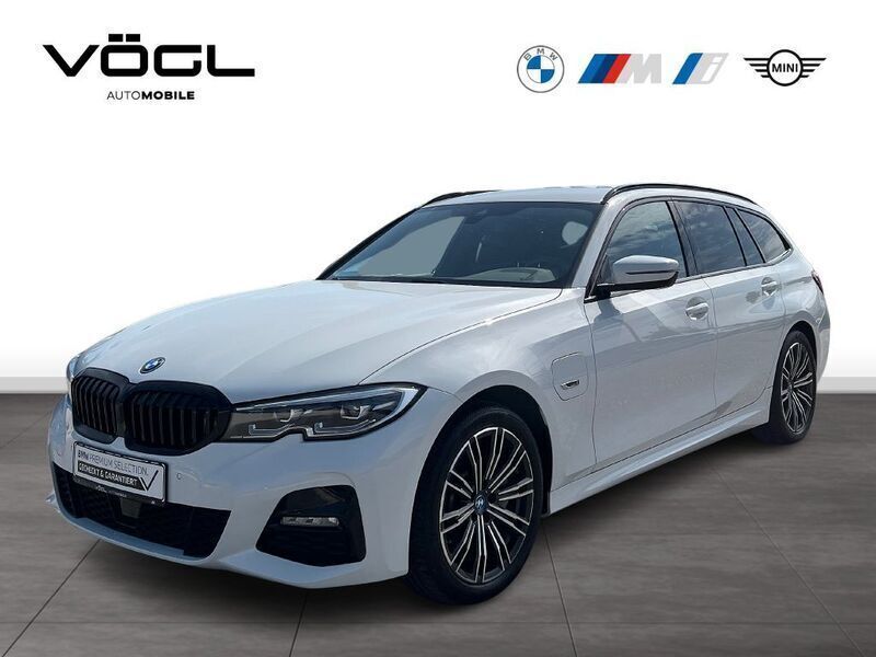 Weiß Gebraucht 2022 BMW 330e M Sport Kombi | 33.970 € (Fairer Preis) - Bild 1/4