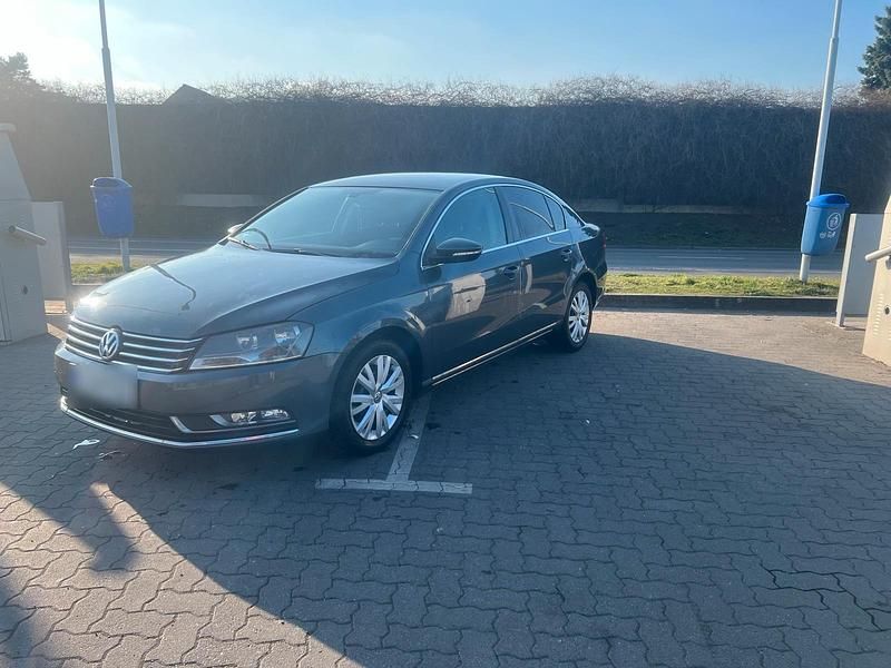 Gebraucht VW Passat 105 PS (77 kW) 2012 Grau Limousine