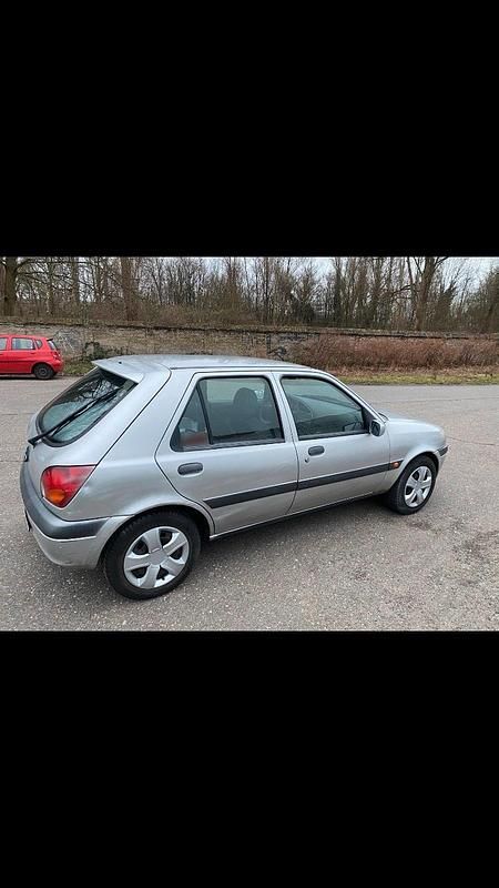 Gebraucht Ford Fiesta 60 PS (44 kW) 2002 Silber Kleinwagen