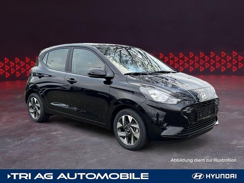 Phantom black / met Gebraucht 2024 Hyundai i10 Trend Kleinwagen | 16.530 € (Fairer Preis) - Bild 1/4