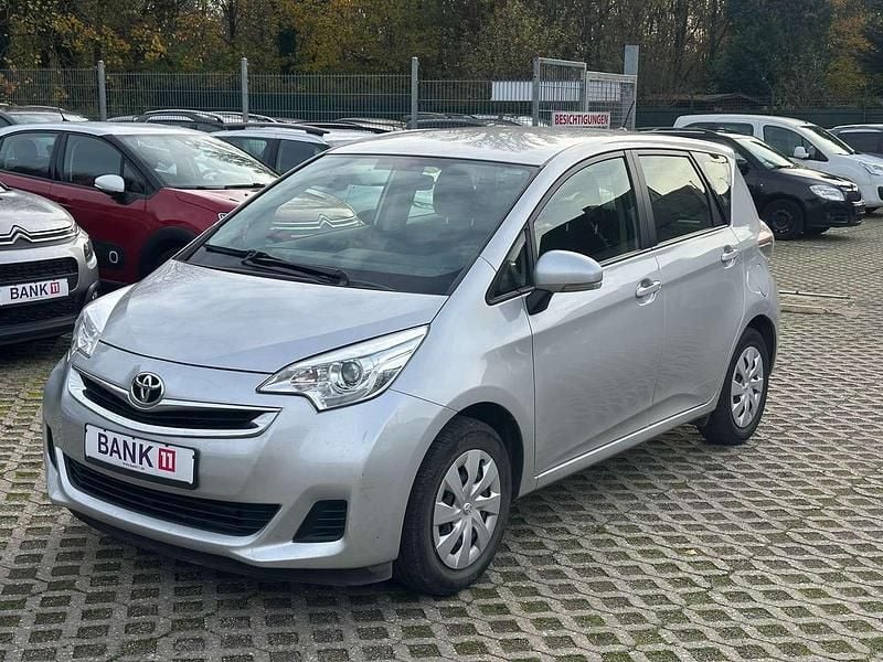 Silber Gebraucht 2015 Toyota Verso-S Kombi | 6.900 € (Guter Preis) - Bild 1/4