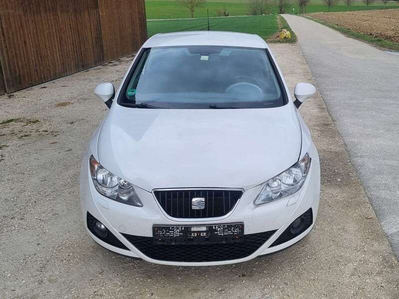 "candy" weiss Gebraucht 2012 Seat Ibiza Copa Kleinwagen | 3.699 € (Guter Preis) - Bild 1/4