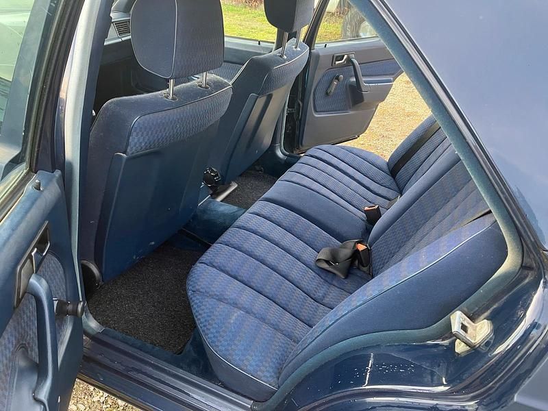 Gebraucht Mercedes 190 118 PS (86 kW) 1988 Blau Limousine