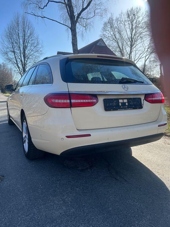 Gebraucht Mercedes E220 194 PS (142 kW) 2017 Beige Limousine